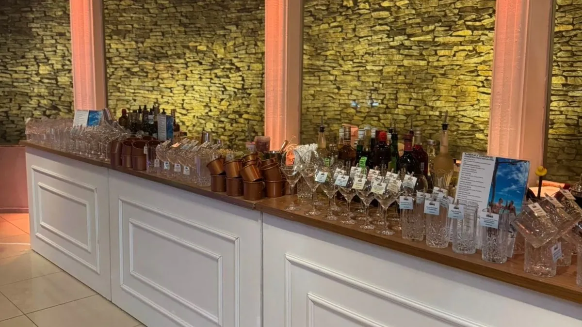 Bar da Agari montado e iluminado, pronto para receber os convidados