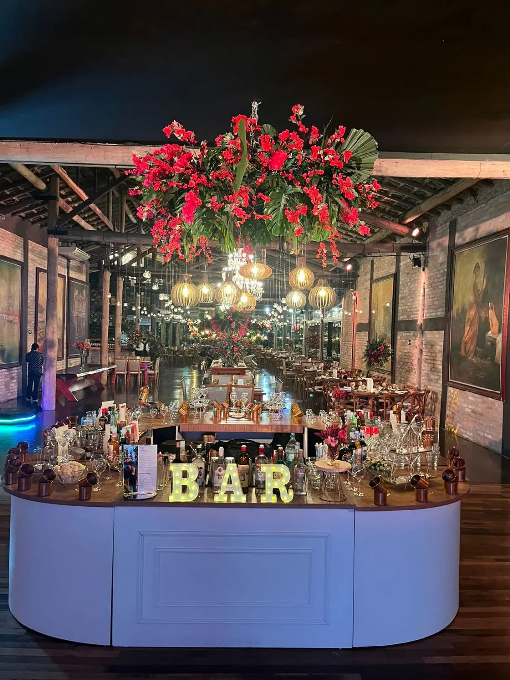 Bar da Agari montado com letreiro e lustre de flores