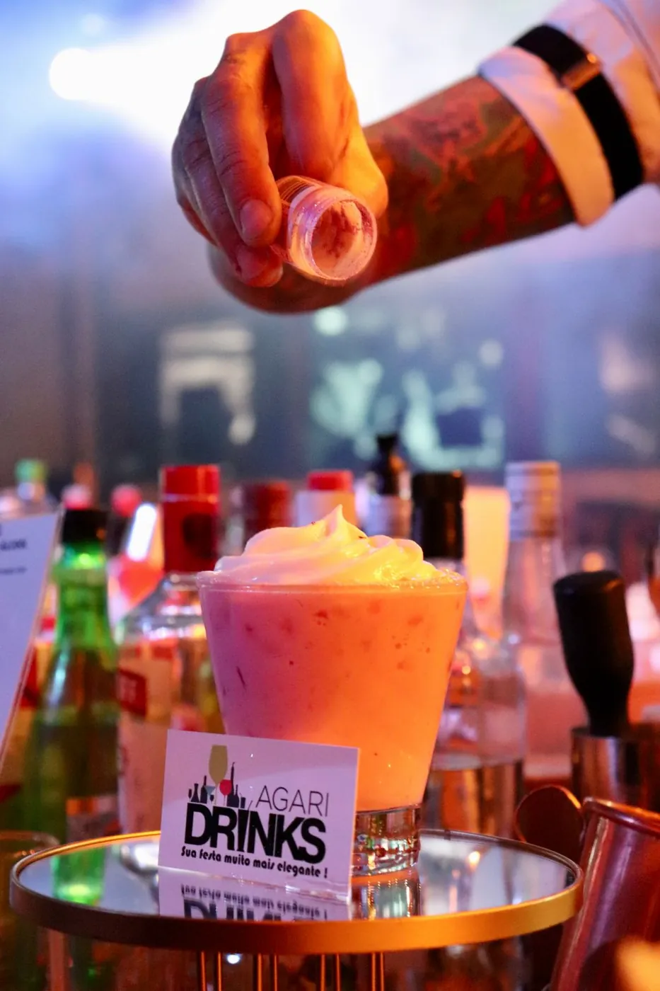 Drink gelado servido no balcão com a marca Agari Drinks