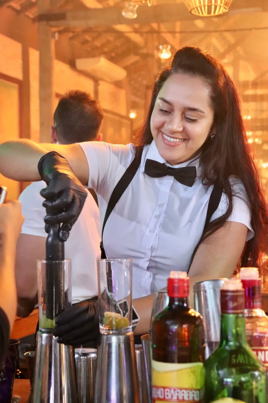Bartender da Agari preparando drink durante o evento