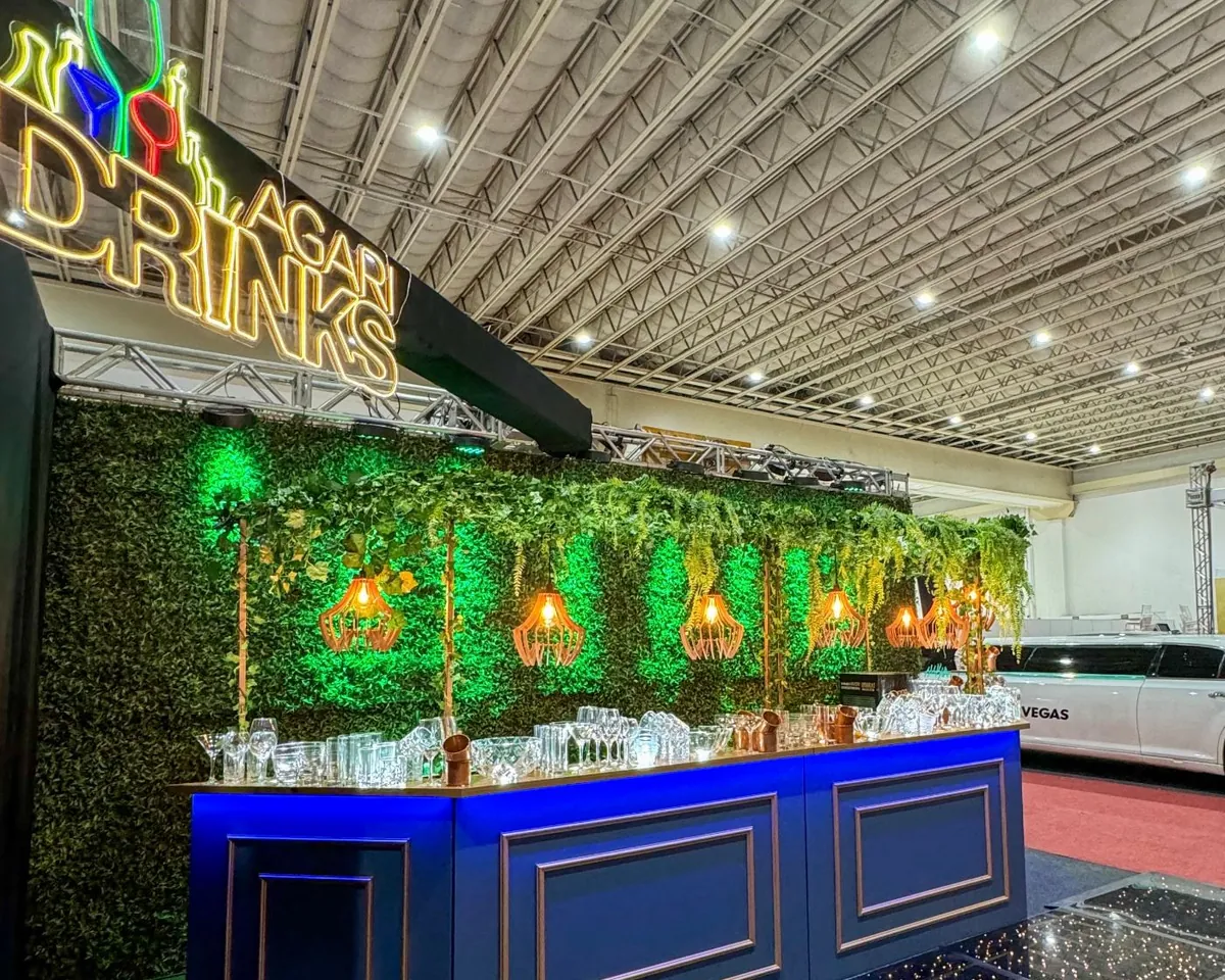 Bar da Agari montado em evento, com balcão próprio, vidraria e letreiro da marca
